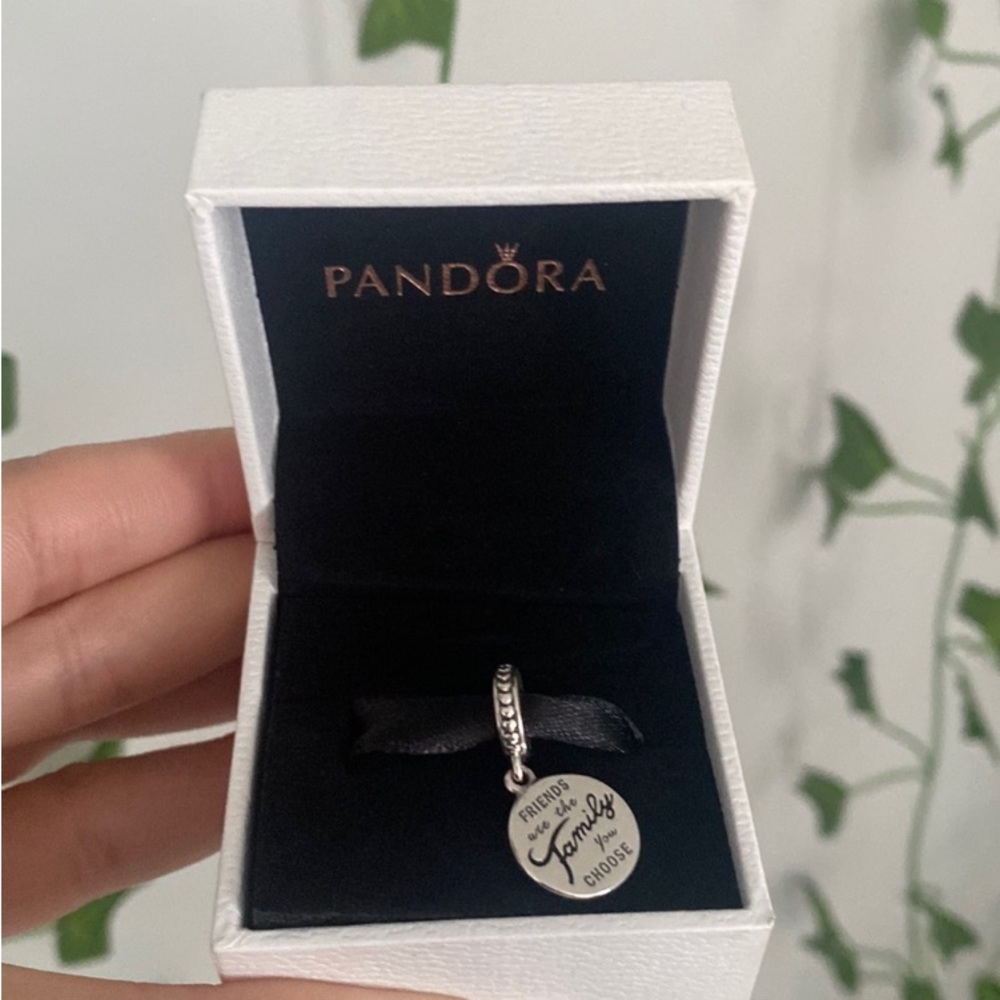❤️FRIENDS ARE FAMILY DANGLE CHARM❤️Brand New & Fit All Pandora Charm Bra…
